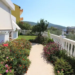 vila-taku.albaniahotels.org/